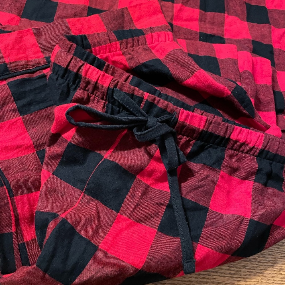 Christmas pjs
Buffalo Plaid 2 pc sleep wear - Picture 10 of 15